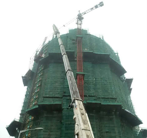 莘县吊车在工地上作业